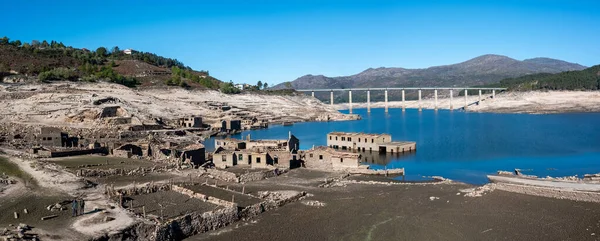 Alto Lindoso rezervuarındaki hayalet şehir Aceredo 'nun panorama drone görüntüsü