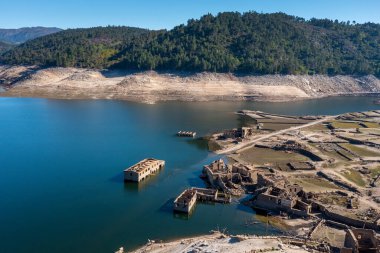 Alto Lindoso deposundaki düşük su seviyeli hayalet şehir Aceredo 'nun insansız hava aracı görüntüsü