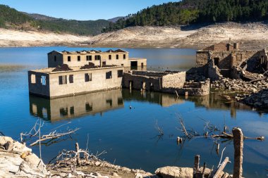Alto Lindoso rezervuarındaki hayalet şehir Aceredo 'nun görüntüsü