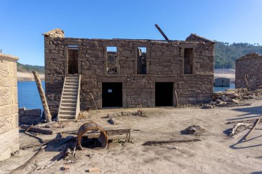 Alto Lindoso rezervuarındaki hayalet şehir Aceredo 'nun görüntüsü