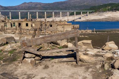 Alto Lindoso rezervuarındaki hayalet şehir Aceredo 'nun görüntüsü