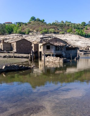 Alto Lindoso rezervuarındaki hayalet şehir Aceredo 'nun görüntüsü