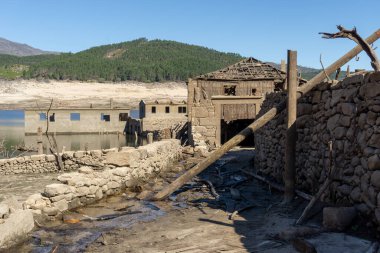 Alto Lindoso rezervuarındaki hayalet şehir Aceredo 'nun görüntüsü