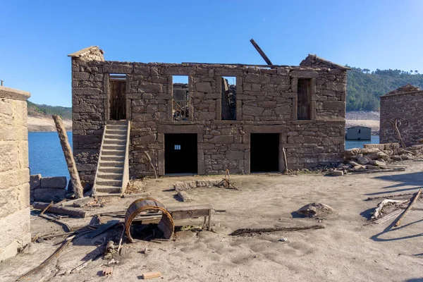 Alto Lindoso rezervuarındaki hayalet şehir Aceredo 'nun görüntüsü