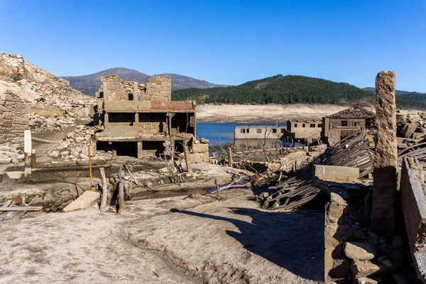 Alto Lindoso rezervuarındaki hayalet şehir Aceredo 'nun görüntüsü