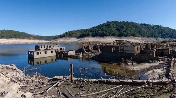 Alto Lindoso rezervuarındaki hayalet şehir Aceredo 'nun görüntüsü