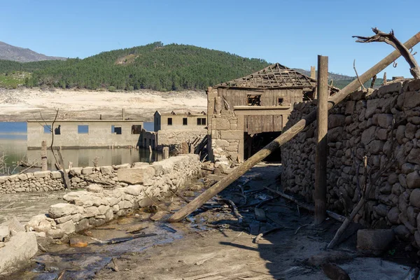 Alto Lindoso rezervuarındaki hayalet şehir Aceredo 'nun görüntüsü