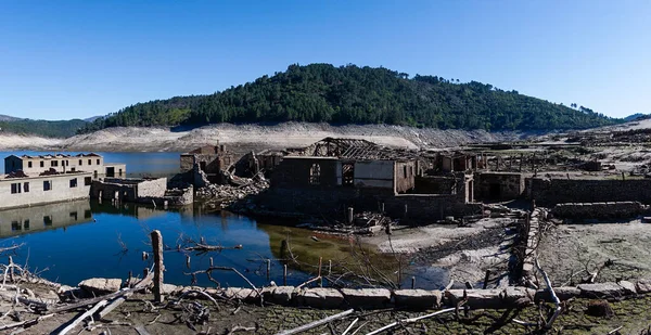 Alto Lindoso rezervuarındaki hayalet şehir Aceredo 'nun görüntüsü