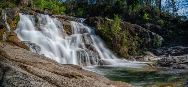 Άποψη Των Καταρρακτών Cascata Fecha Barjas Στο Εθνικό Πάρκο Peneda — Φωτογραφία Αρχείου