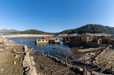 Alto Lindoso rezervuarındaki hayalet şehir Aceredo 'nun görüntüsü