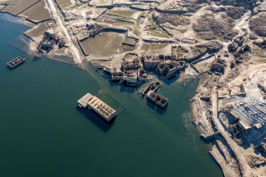 Alto Lindoso deposundaki düşük su seviyeli hayalet şehir Aceredo 'nun insansız hava aracı görüntüsü