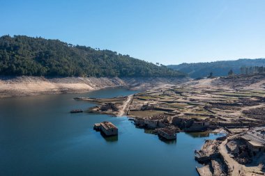 Alto Lindoso deposundaki düşük su seviyeli hayalet şehir Aceredo 'nun insansız hava aracı görüntüsü