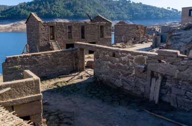 Alto Lindoso rezervuarındaki hayalet şehir Aceredo 'nun görüntüsü