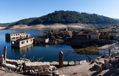 Alto Lindoso rezervuarındaki hayalet şehir Aceredo 'nun görüntüsü