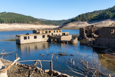 Alto Lindoso rezervuarındaki hayalet şehir Aceredo 'nun görüntüsü
