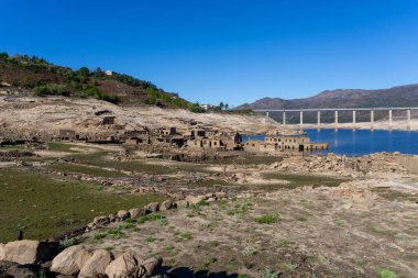 Alto Lindoso rezervuarındaki hayalet şehir Aceredo 'nun görüntüsü