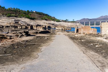 Alto Lindoso rezervuarındaki hayalet şehir Aceredo 'nun görüntüsü