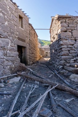 Alto Lindoso rezervuarındaki hayalet şehir Aceredo 'nun görüntüsü