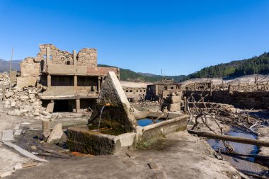 Alto Lindoso rezervuarındaki hayalet şehir Aceredo 'nun görüntüsü