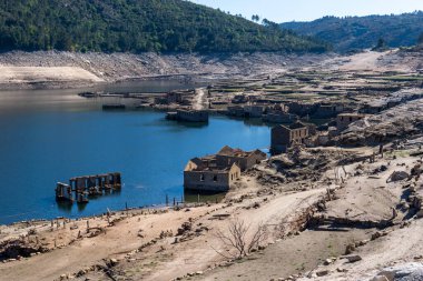 Alto Lindoso rezervuarındaki hayalet şehir Aceredo 'nun görüntüsü