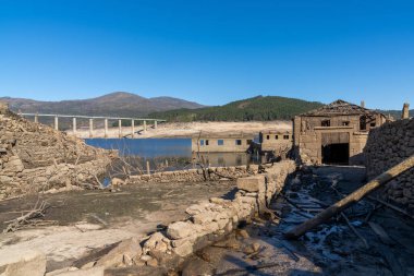Alto Lindoso rezervuarındaki hayalet şehir Aceredo 'nun görüntüsü