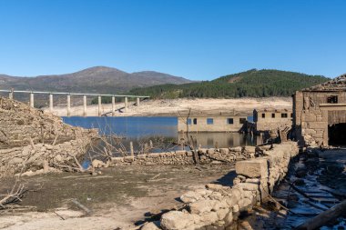 Alto Lindoso rezervuarındaki hayalet şehir Aceredo 'nun görüntüsü