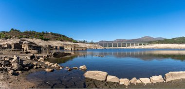 Alto Lindoso rezervuarındaki hayalet şehir Aceredo 'nun panorama görüntüsü