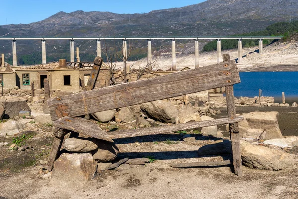 Alto Lindoso rezervuarındaki hayalet şehir Aceredo 'nun görüntüsü