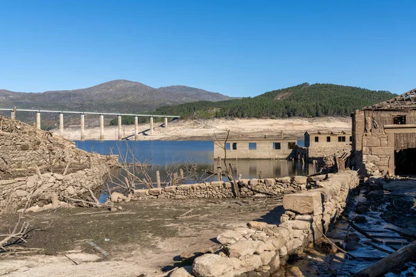 Alto Lindoso rezervuarındaki hayalet şehir Aceredo 'nun görüntüsü