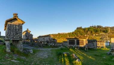 Portekiz 'in Lindoso köyündeki tahıl ambarları ve taş ambarları için sıcak akşam ışığı
