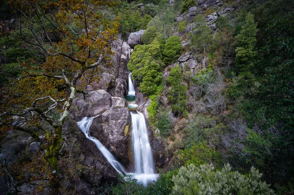 Portekiz 'deki Peneda-Geres Ulusal Parkı' ndaki Cascata do Arado şelalesi manzarası