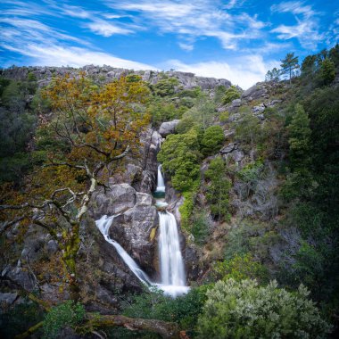 Portekiz 'deki Peneda-Geres Ulusal Parkı' ndaki Cascata do Arado şelalesi manzarası
