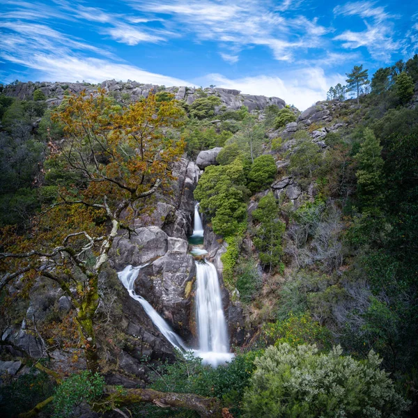 Portekiz 'deki Peneda-Geres Ulusal Parkı' ndaki Cascata do Arado şelalesi manzarası