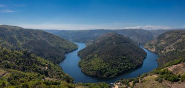 Galiçya 'daki Minho Nehri manzarası Cabo do Mundo manzaralı.