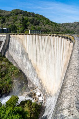 Chantada, İspanya - 16 Nisan 2022: Belesar barajının hidroelektrik santrali manzarası