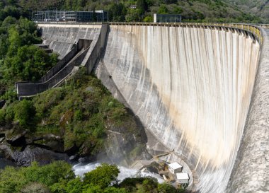 Chantada, İspanya - 16 Nisan 2022: Belesar barajının hidroelektrik santrali manzarası
