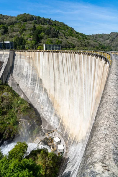 Chantada, İspanya - 16 Nisan 2022: Belesar barajının hidroelektrik santrali manzarası