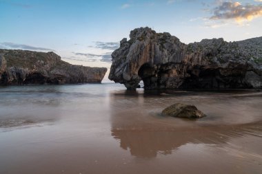 Asturias 'ın Costa Verde' sindeki Cuevas del Mar 'ın son kullanma tarihi.