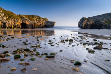Asturias 'ın Costa Verde' sindeki Cuevas del Mar 'ın son kullanma tarihi.