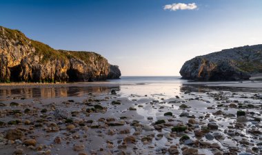 Asturias 'ın Costa Verde' sindeki Cuevas del Mar 'ın son kullanma tarihi.