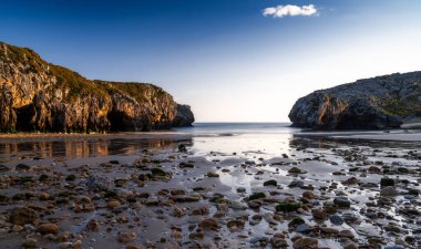 Asturias 'ın Costa Verde' sindeki Cuevas del Mar 'ın son kullanma tarihi.
