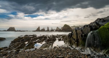 Asturias 'ın Costa Verde' sindeki Playa de Gueirua plajının son kullanma tarihi.