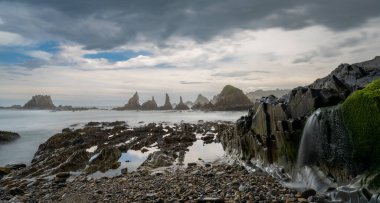 Asturias 'ın Costa Verde' sindeki Playa de Gueirua plajının son kullanma tarihi.