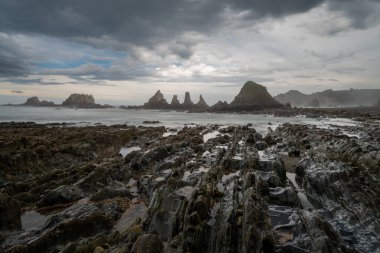 Asturias 'ın Costa Verde' sindeki Playa de Gueirua plajının son kullanma tarihi.