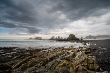 Asturias 'ın Costa Verde' sindeki Playa de Gueirua plajının son kullanma tarihi.