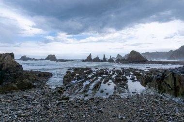 Asturias 'ın Costa Verde' sindeki Playa de Gueirua plajı manzarası.