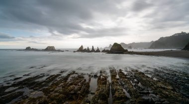 Asturias 'ın Costa Verde' sindeki Playa de Gueirua plajının son kullanma tarihi.