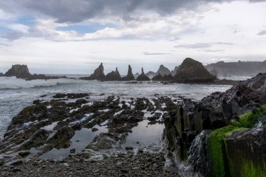 Asturias 'ın Costa Verde' sindeki Playa de Gueirua plajı manzarası.