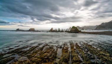 Asturias 'ın Costa Verde' sindeki Playa de Gueirua plajının son kullanma tarihi.