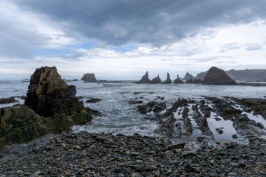 Asturias 'ın Costa Verde' sindeki Playa de Gueirua plajı manzarası.
